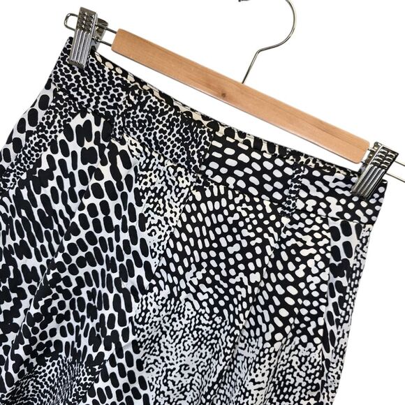 Express Women's 0 Black and White Abstract Print Dressy Satin Shorts - Picture 2 of 16